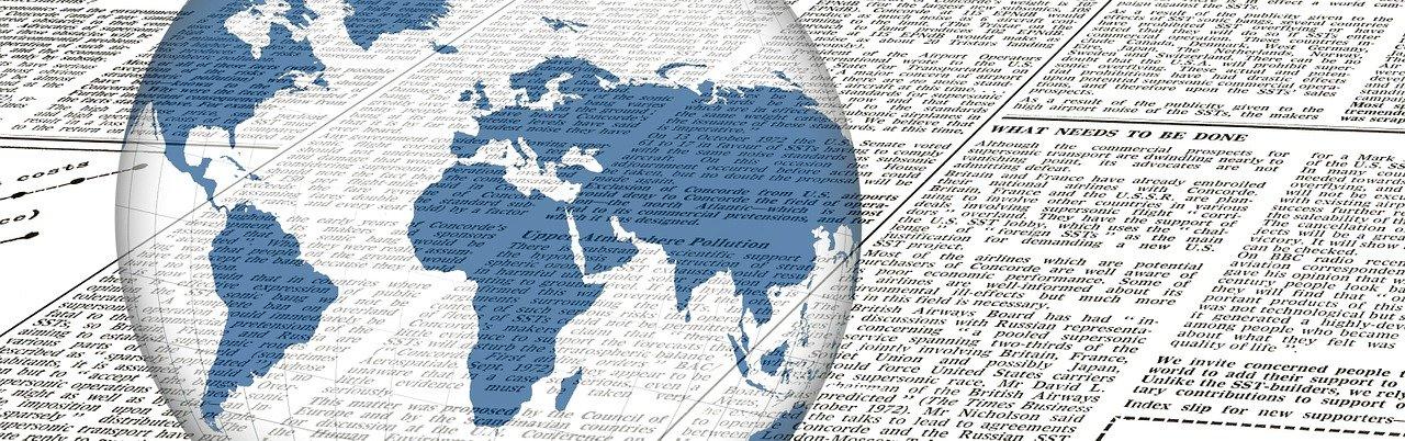 Noticias de periódico con mapa mundi
