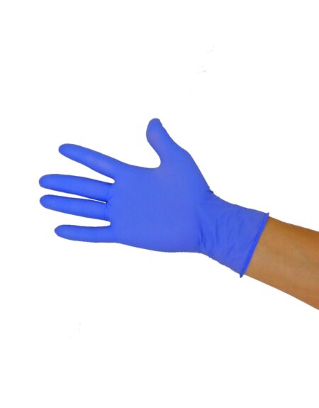 Mano con guante de examen de nitrilo color azul-violeta
