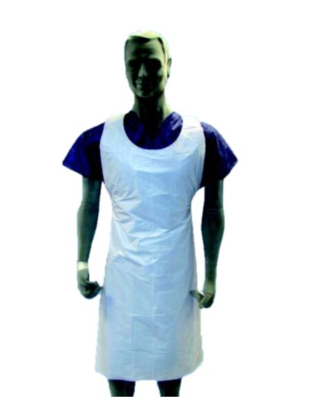 Hombre vestido con un delantal desechable de plástico de color blanco